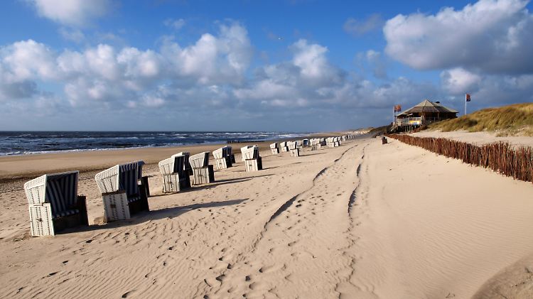 Die Dünen bei Kampen: Im Winter sind die Strandkörbe meistens frei - auch dann, wenn der Himmel blau und das Wetter gut ist.