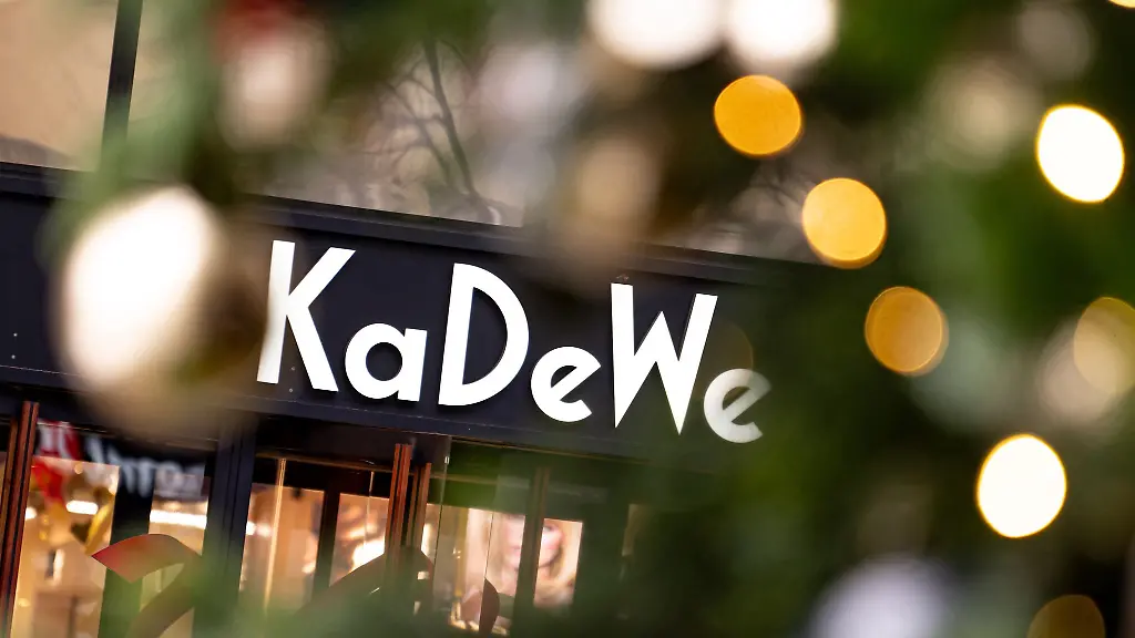 Das-Logo-des-Kaufhaus-des-Westens-KaDeWe-hinter-einem-Weihnachtsbaum-am-verkaufsoffenen-Sonntag