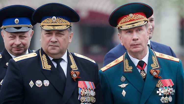 Der Vizechef der russischen Gefängnisbehörde FSIN, Waleri Bojarinew (l.), ist zum Generaloberst des Innenministeriums befördert worden. 