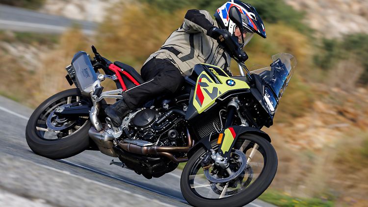 Im Vergleich zur BMW F 850 GS ist die BMW 900 GS 14 Kilo leichter, hat 10 PS mehr Leistung und ist handlicher und dynamischer.