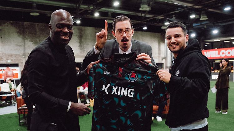 Präsident Knabe zeigt Coach Hans Sarpei und Spieler Turgay Akbulut den genwünschten Platz in der Tabelle.
