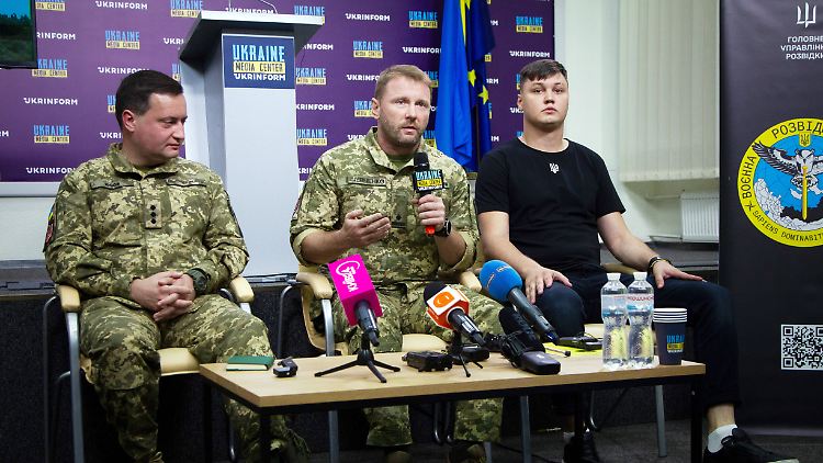 Der russische Pilot Kusminow (rechts), hier im September 2023, war übergelaufen und wurde somit zum Staatsfeind Moskaus.