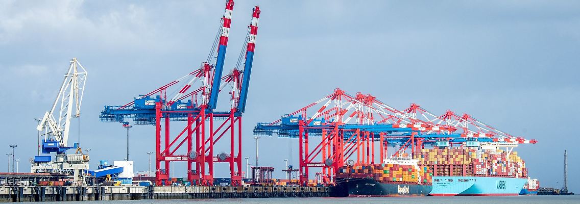 Containerschiffe liegen am Tiefwasserhafen Jade-Weser-Port.
