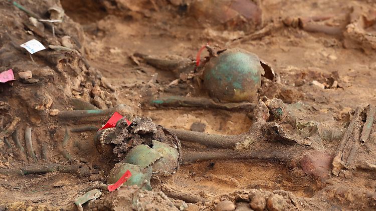Menschliche Überreste in einem der größten in Deutschland entdeckten Pestgräber in Nürnberg. Die Skelette wurden bei Bauarbeiten entdeckt.