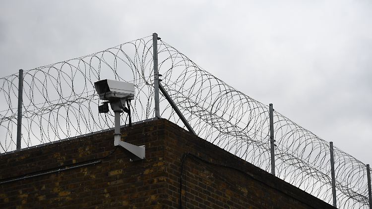 Viele der britischen Justizvollzugsanstalten sind überfüllt, oft herrscht ein Problem mit Drogenkonsum, Ungeziefer und Gewalt. (Symbolbild)