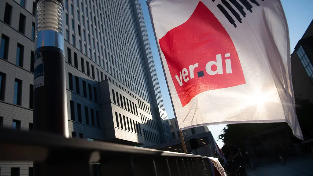 Eine-Fahne-von-Verdi-weht-bei-einem-Warnstreik