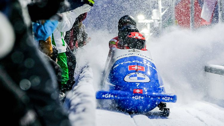 Der von Michael Vogt pilotierte Schweizer Viererbob verunfallte beim Training in Altenberg folgenschwer.