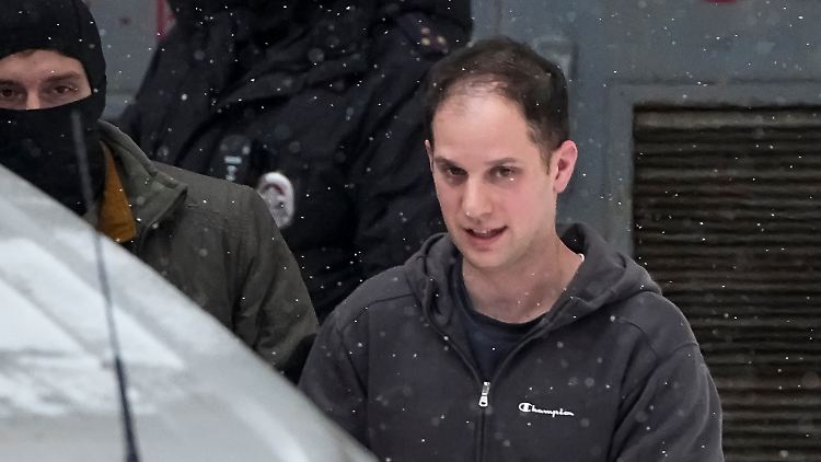 Evan Gershkovich wird nach einer Anhörung Ende Januar vom Gericht zurück ins Gefängnis eskoriert. 