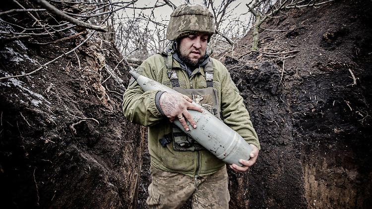 Munition für die Artillerie fehlt den ukrainischen Truppen massiv.