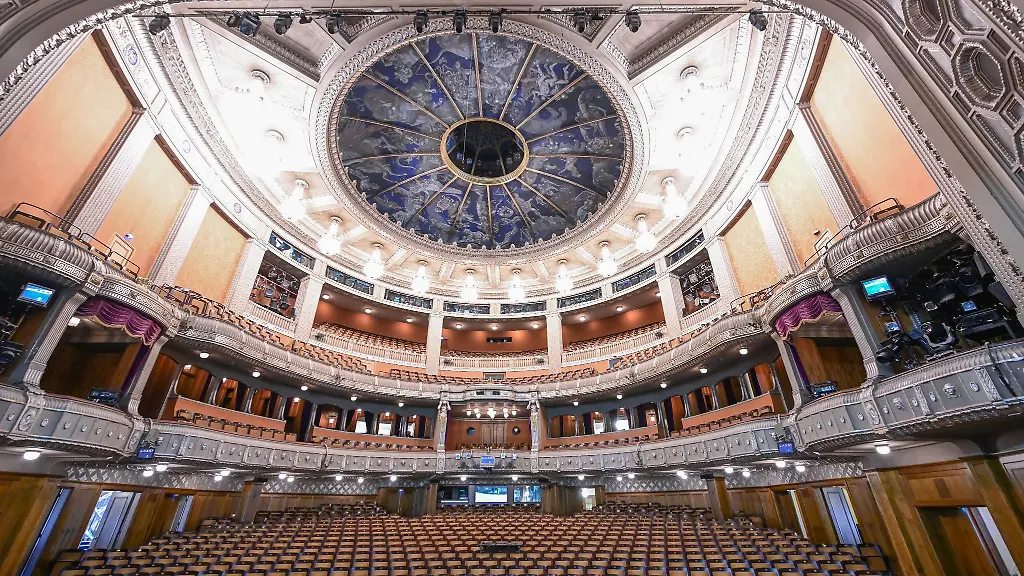 Der-Zuschauerraum-im-Opernhaus-in-Stuttgart
