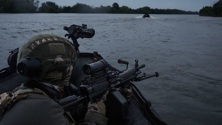 Das ukrainische Heer hat nachts oder im Morgengrauen immer wieder Soldaten auf das russisch besetzte Dnipo-Ufer gebracht. 