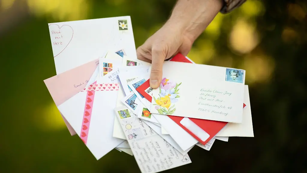 Guenter-Kassuehlke-Leiter-der-Alten-und-Pflegeeinrichtung-der-Ernst-Claere-Jung-Stiftung-haelt-zahlreiche-Briefe-in-der-Hand