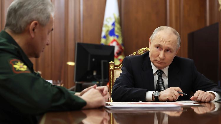 Von russischen Atomwaffen im All wollen weder Verteidigungsminister Schoigu noch Präsident Putin etwas wissen.