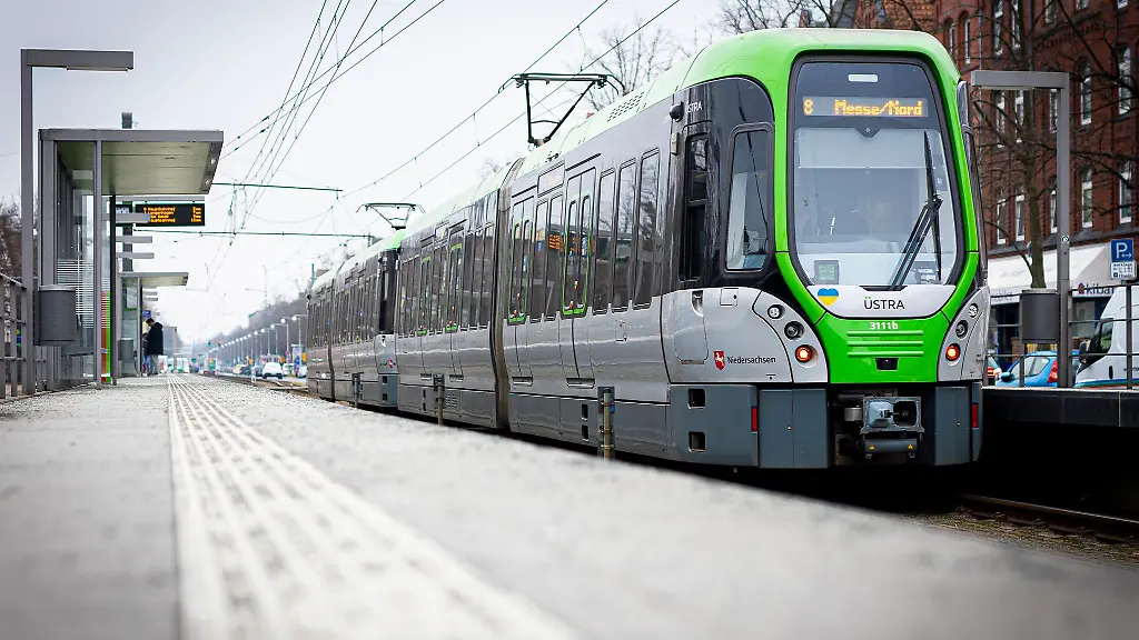 Eine-Strassenbahn-haelt-an-der-Stadtbahnhaltestelle-Fiedelerstrasse-im-Stadtteil-Doehren