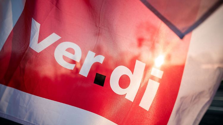 Das Logo der Gewerkschaft Verdi während einer Protestversammlung.