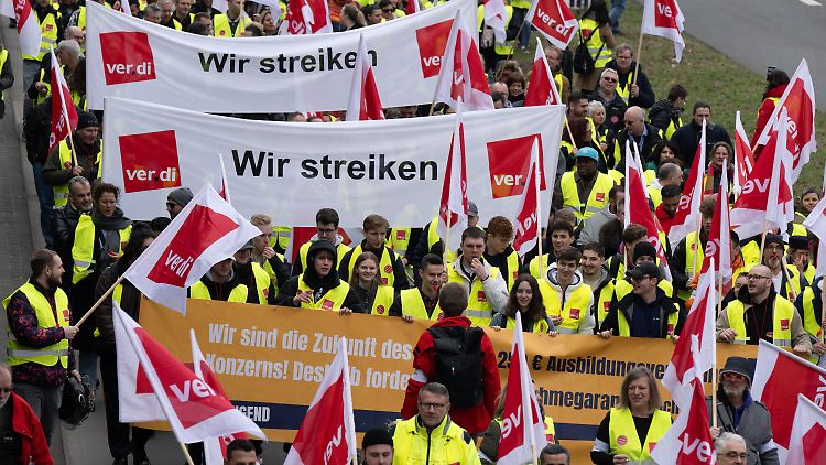Warnstreik-Teilnehmer am Frankfurter Flughafen: Heute kehren die Tarifpartner an den Verhandlungstisch zurück.