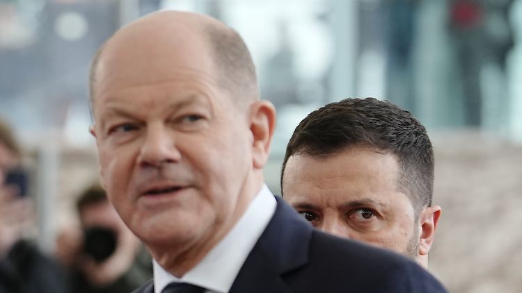 Bundeskanzler Olaf Scholz traf in München auch Wolodymyr Selenskyj (rechts, verdeckt)