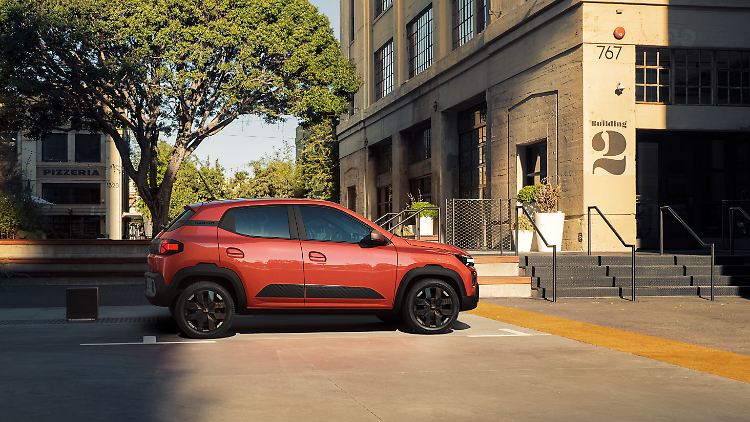 Jetzt noch kompakter: Der Dacia Spring des Jahrgangs 2024 verliert drei Zentimeter an Länge. Genau richtig für die City.
