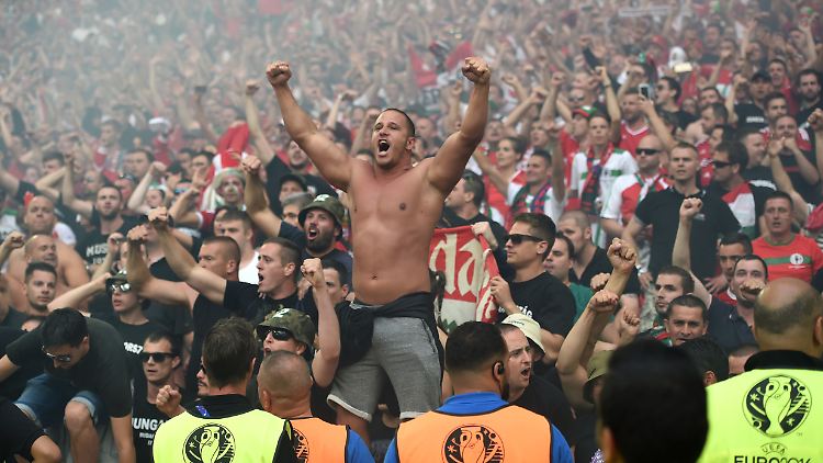 In vielen Teilnehmerländern der EM gibt es gewaltbereite Fan-Szenen, etwa in Ungarn (im Bild: ungarische Hooligans bei der EM 2016 in Frankreich).