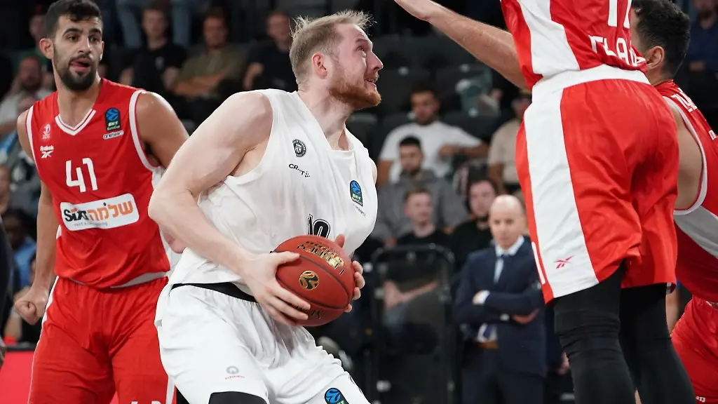 Hamburgs-Aleksander-Dziewa-M-in-Aktion