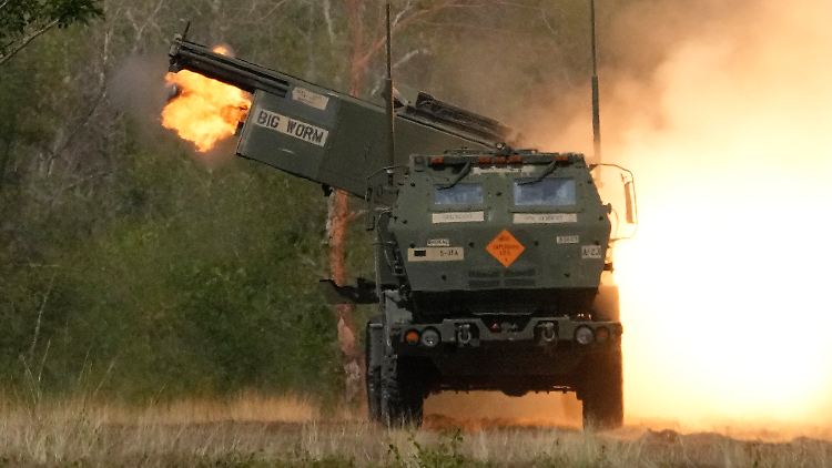 Ein US-amerikanisches Mehrfachraketenwerfer-Artilleriesystem vom Typ HIMARS feuert eine Rakete ab. 