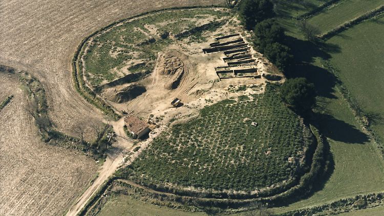 Luftaufnahme der früheisenzeitlichen Siedlung Alto de la Cruz, Navarra, während der Ausgrabungsarbeiten von 1989.