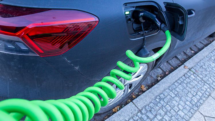 Elektroauto an der Ladesäule eines regionalen Stromanbieters: Wer immer zu optimalen Kosten tanken will, muss sich auf dem Laufenden halten.