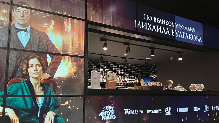 Eine große Leuchtreklame für den Film "Der Meister und Margarita" wird in einem Moskauer Kino gezeigt. 