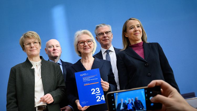 Vier gegen eine: Veronika Grimm (l.) wird von den restlichen Vertretern im Sachverständigenrat der Bundesregierung zum Rücktritt gedrängt, sofern sie einen Aufsichtsratsposten bei Siemens Energy annehmen sollte.