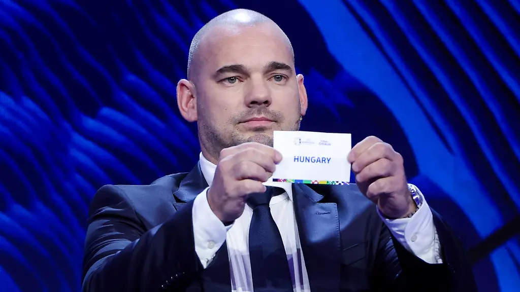 Wesley-Sneijder-ehemaliger-Nationalspieler-der-Niederlande-haelt-den-Zettel-mit-dem-Team-Ungarn