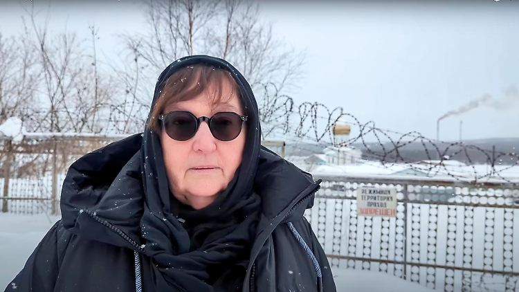 Nawalnys Mutter Ljudmila Nawalnaja hat sich per Videobotschaft an Kremlchef Putin gewandt und um die Herausgabe der Leiche ihre Sohnes gebeten.