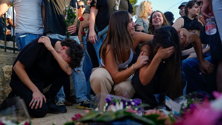 Israelis trauern während der Beerdigung eines Opfers der Hamas-Attacke. Mindestens 260 Menschen wurden am 7. Oktober bei einem Rave in der Nähe des Kibbutz Re'im getötet.