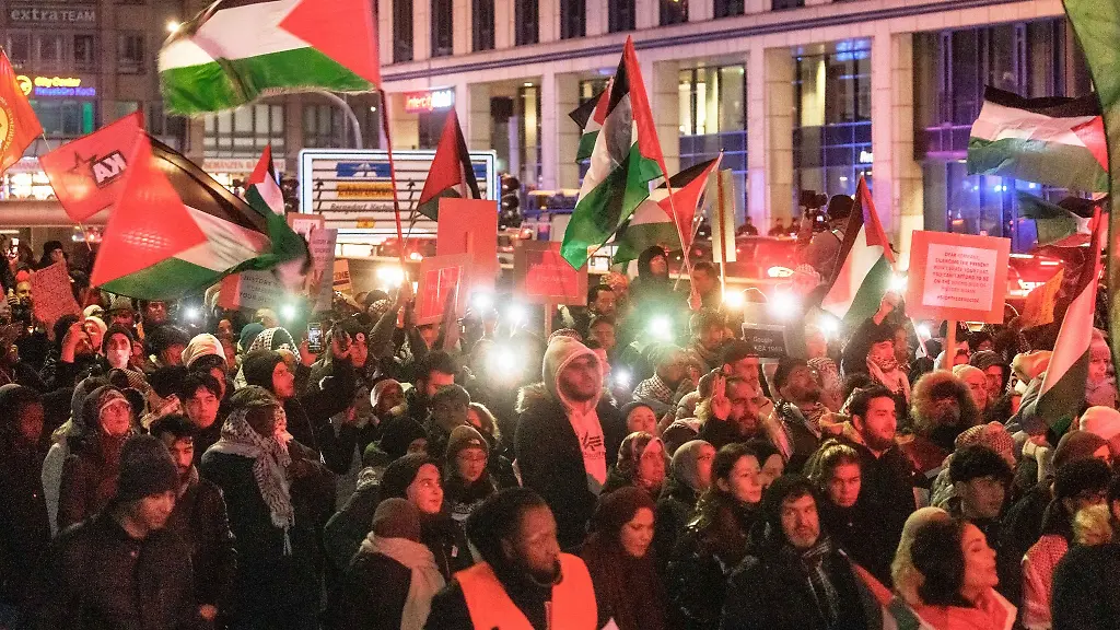 Teilnehmer-einer-propalaestinensischen-Demonstration-ziehen-durch-die-Innenstadt