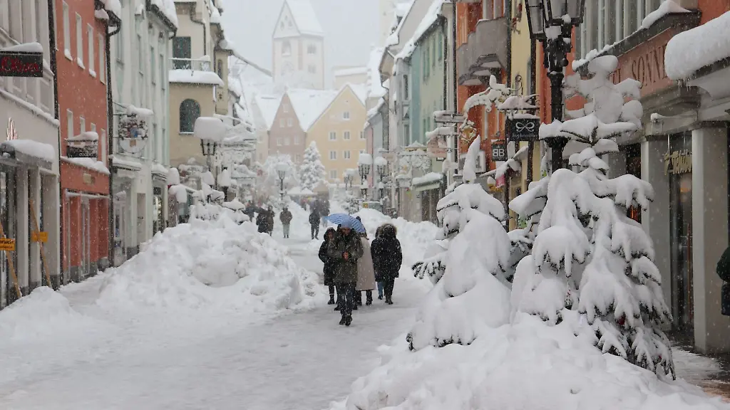 Schneemassen-liegen-in-den-Strassen-der-Altstadt-von-Fuessen
