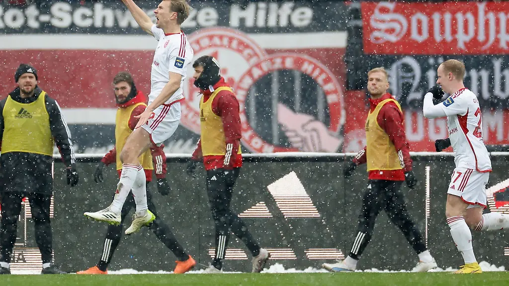 Vincent-Vermeij-Fortuna-Duesseldorf-9-l-jubelt-nach-seinem-Tor-zum-4-0