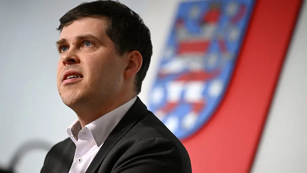 Lutz-Liebscher-SPD-Abgeordneter-im-Thueringer-Landtag-spricht-waehrend-der-Landespressekonferenz