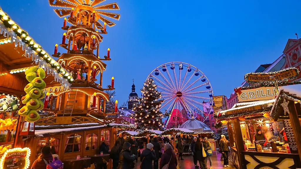 Ein-Riesenrad-und-eine-Pyramide-drehen-sich-auf-dem-Cottbuser-Weihnachtsmarkt-der-1000-Sterne