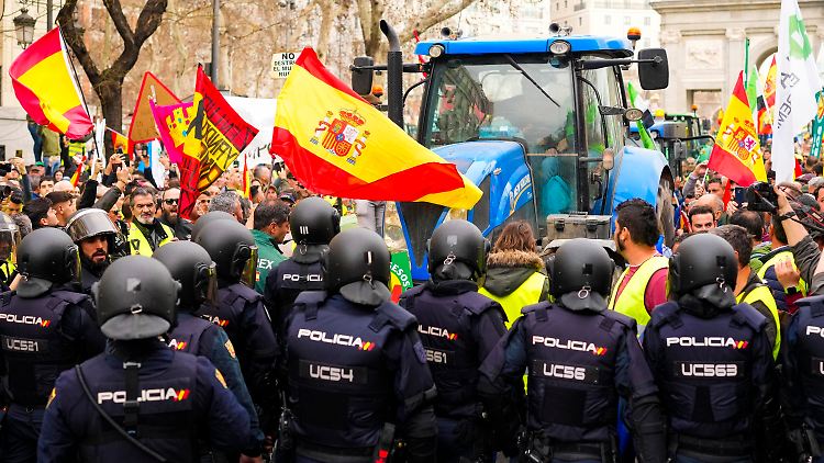Hunderte Landwirte fuhren mit ihren Traktoren in die Madrider Innenstadt, um gegen die Politik der Europäischen Union zu protestieren.