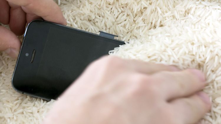 Eine schon lange kursierende Methode, sein nasses Smartphone zu trocknen: in Reis legen.