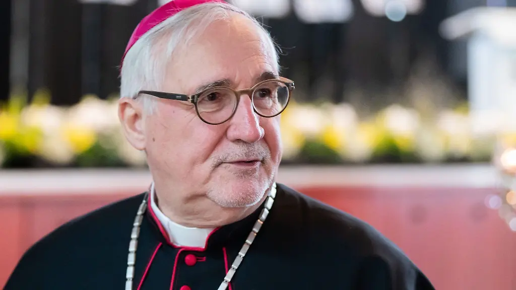 Gebhard-Fuerst-Bischof-der-Dioezese-Rottenburg-Stuttgart-steht-vor-Beginn-der-Feierlichkeiten-zu-seinem-75-Geburtstag-und-Verabschiedung-in-der-Festhalle