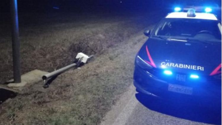 Carabinieri an einem Tatort von "Fleximan"