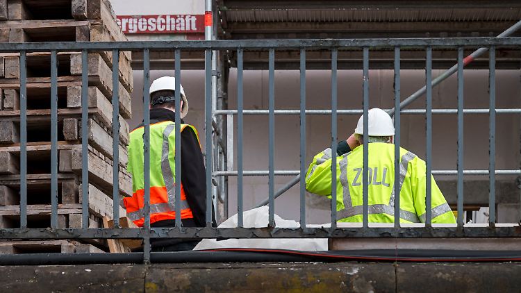 Nach umfassenden verdeckten Ermittlungen zu Schwarzarbeit in der Bauindustrie nimmt der Zoll 10 Beschuldigte fest. Insgesamt stehen 34 Personen im Zentrum der Ermittlungen. 
