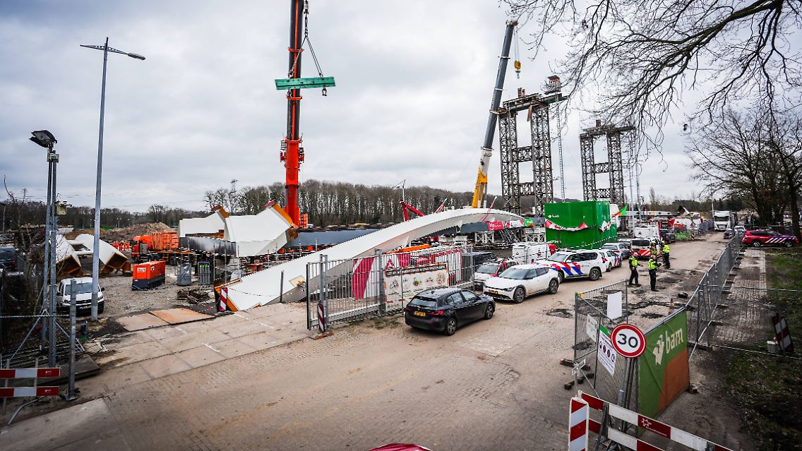Ein Teil einer im Bau befindlichen Brücke am Goorseweg ist eingestürzt.