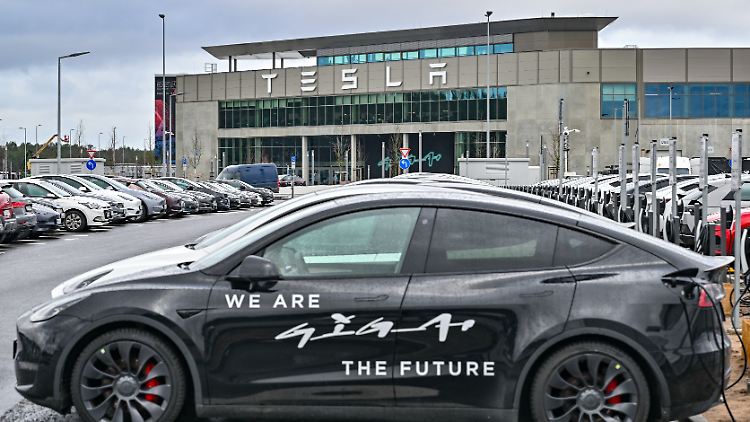 Das Werk der Tesla-Gigafactory in Brandenburg. Das Ergebnis der Bürgerbefragung über die Pläne zur Erweiterung des Fabrikgeländes ist zwar nicht rechtlich bindend, beeinflusst aber dennoch das weitere Vorgehen.