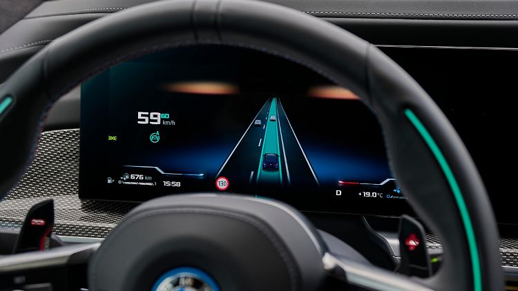 Mit dem neuen 7er ermöglicht BMW hochautomatisiertes Fahren. Das heißt, bis 60 km/h kann man die Hände vom Lenkrad lassen und sich mit anderen Dingen beschäftigen.