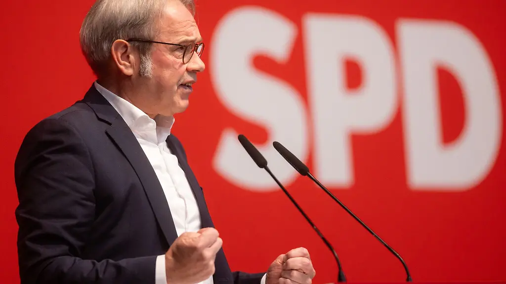 Thueringens-SPD-Chef-Georg-Maier-spricht-auf-dem-Landesparteitag-in-Meiningen