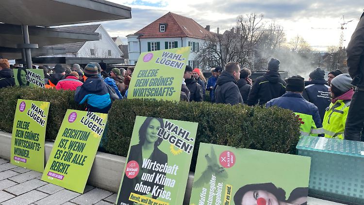 Viele Bauern traten im Vorfeld des politischen Aschermittwoch der Grünen in Biberach sehr martialisch auf.
