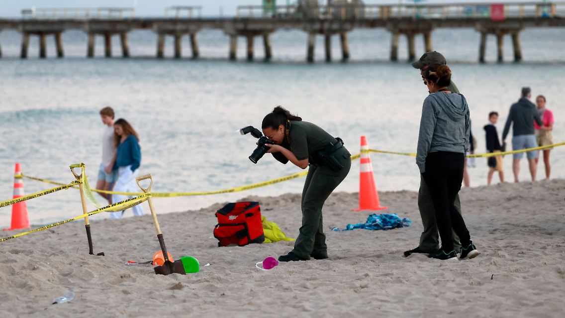 Eine Polizistin macht am Strand von Lauderdale-by-the-Sea Fotos vom Tatort.