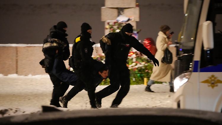 Festnahme am vergangenen Freitag in Sankt Petersburg. Einige der Trauernden haben offenbar Einberufungen zur Armee erhalten.