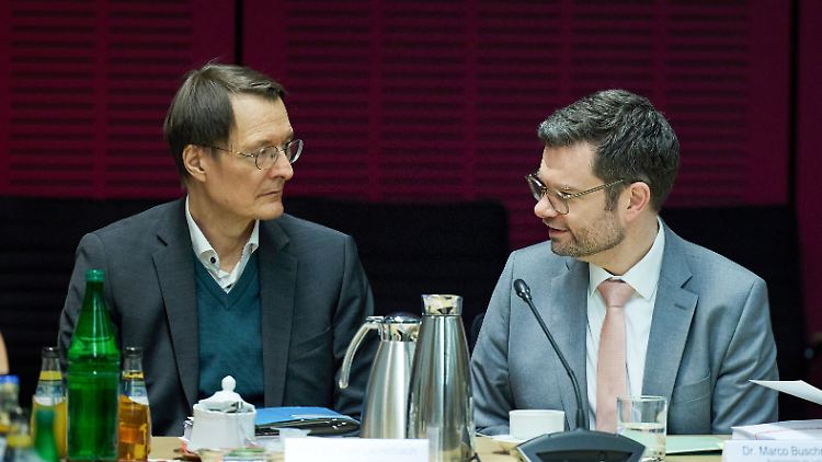 Gesundheitsminister Lauterbach und Justizminister Buschmann bei der Sitzung des Vermittlungsausschusses von Bundestag und Bundesrat.